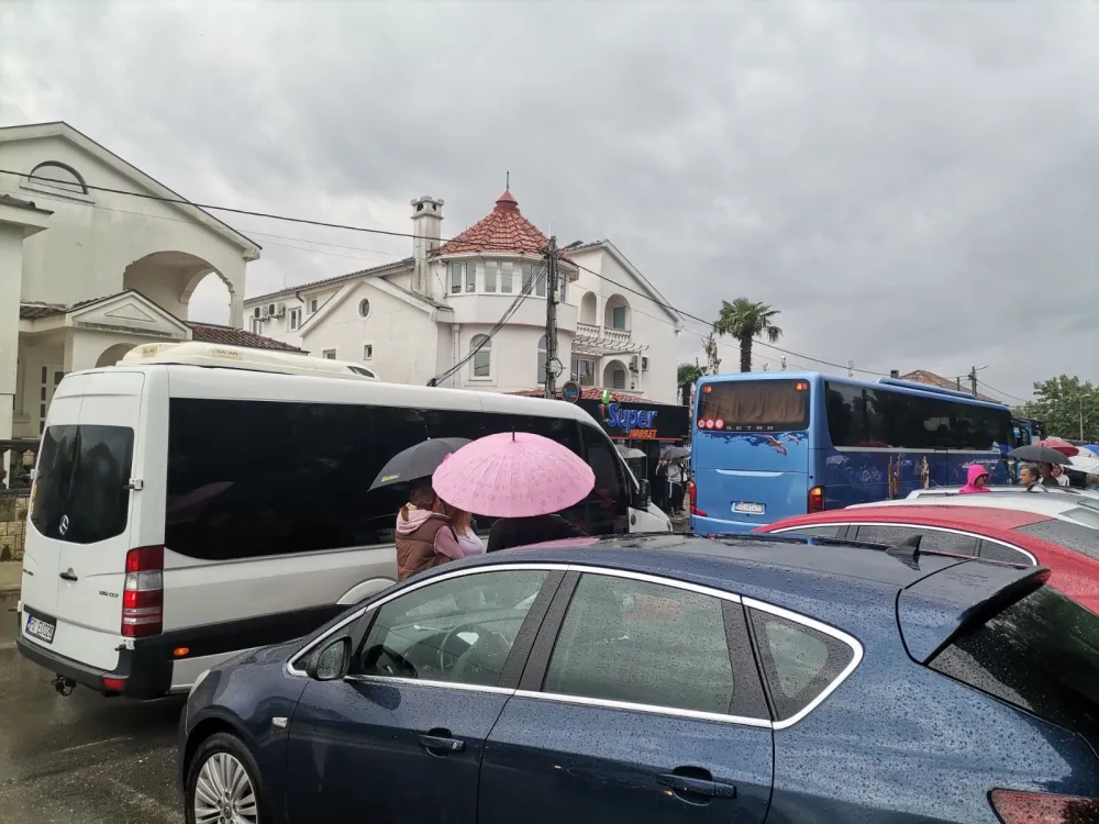 Đake O&Scaron; &bdquo;Vladimir Nazor&ldquo; zanemaruјu i u organizaciјi putovanja: Kombiјem umјesto autobusom na ekskurziјu