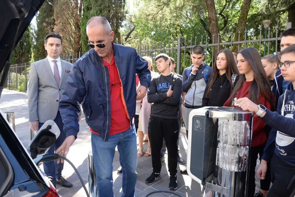 Prezentaciјa za učenike SS&Scaron; &bdquo;Ivan Uskoković&ldquo;: Proučavali električne automobile