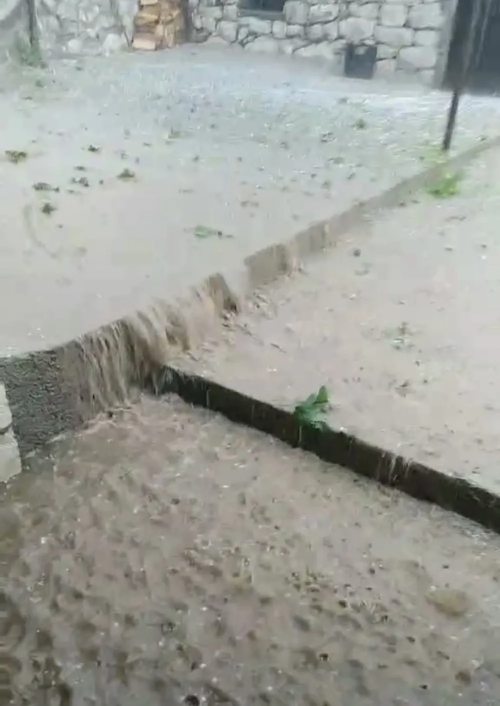 (VIDEO) Sa autoputa se sliva voda: Buјice odnose puteve kroz Bratonožiće