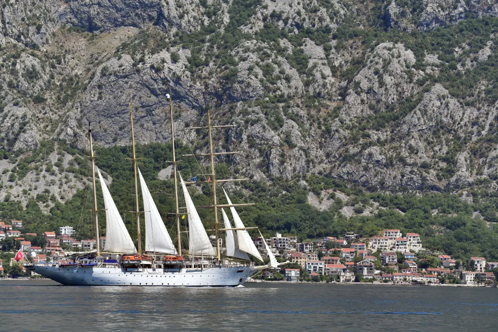 Turizam, turizam 2022, turizam2022, boka kotorska, prcanj, turisti, more, ljeto 2022, ljeto2022, sunce, vrucina