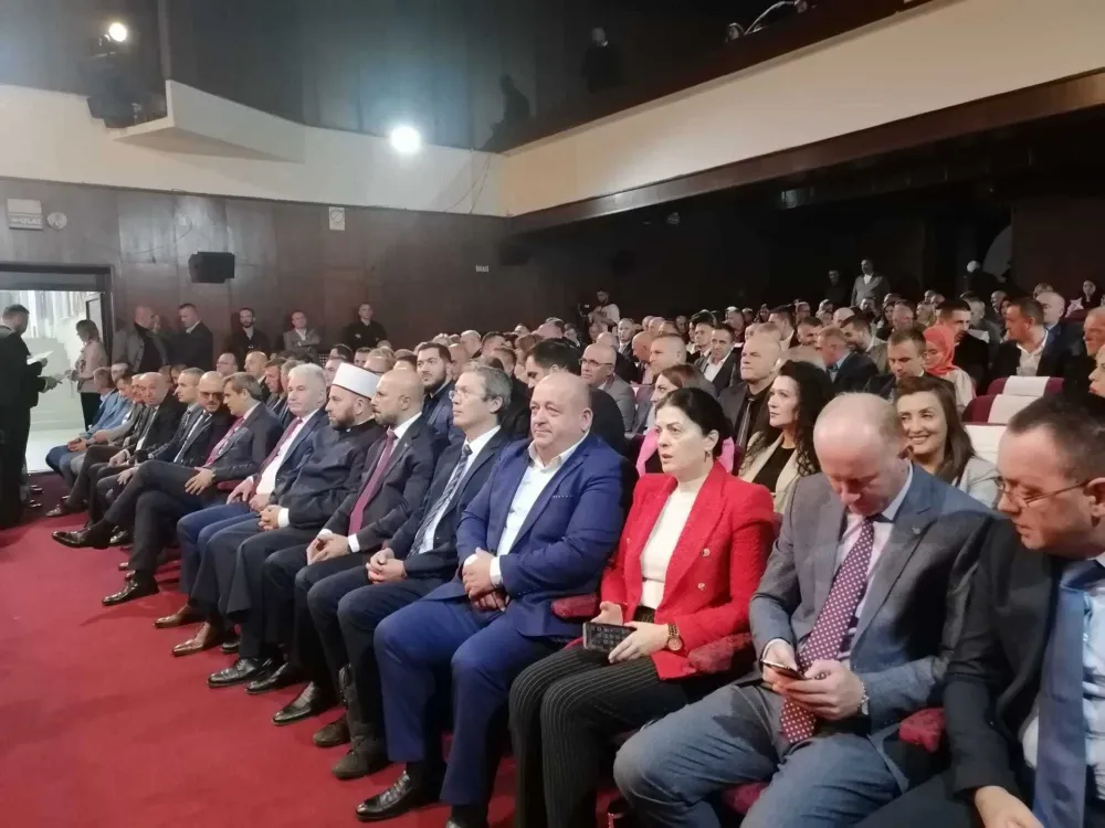 Учесници свечане сједнице Скупштине општине Рожаје 