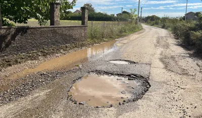 (VIDEO) Uni&scaron;ten glavni put kroz Go&scaron;iće: Vi&scaron;e rupa nego asfalta