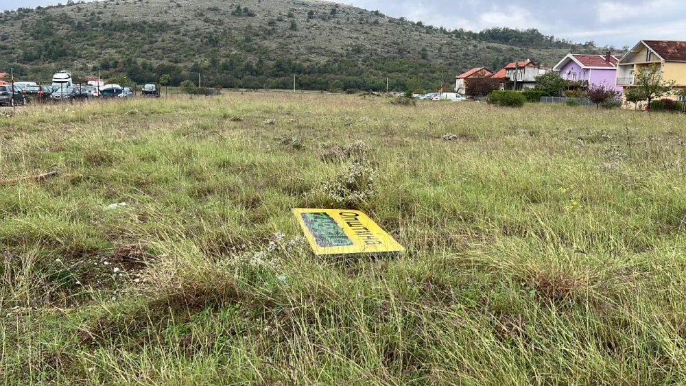 Uni&scaron;ten simbolični znak &bdquo;Op&scaron;tina Zeta&rdquo; u Zelenici: Neko se &bdquo;potukao&rdquo; sa tablom