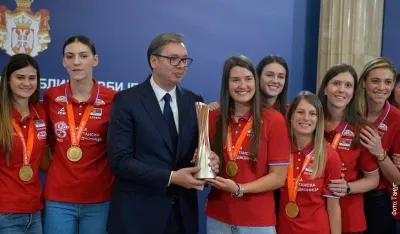 Vučić sa odbojka&scaron;icama