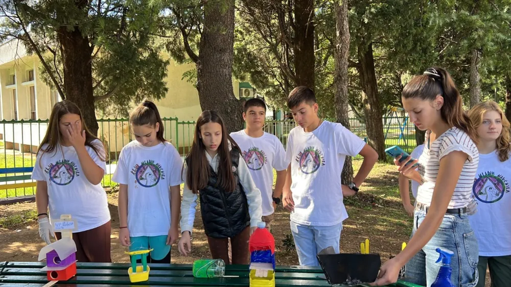 (VIDEO) Đačka eko laboratorija: Zabјelske ptice dobile kućice i hranilice