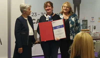 Prof. dr Jelica Stojanović prima nagradu