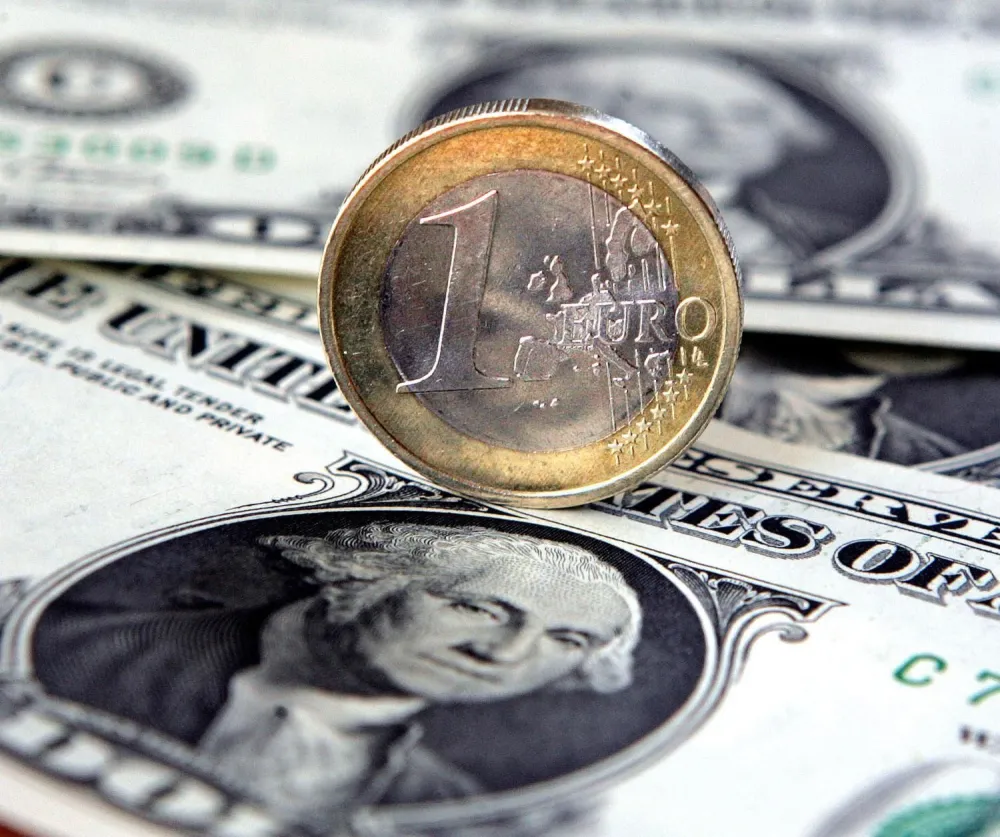 Mesto: Gelzenkirhen<br>Datum: 23.11.2007<br>Dogadjaj: EKONOMIJA/FINANSIJE - novčić od jednog evra i novčanica od jednog dolara. Vrednost evra raste na svetskom tritu finansija uprkos potekoćama evropskih izvoznika <br>Licnosti: 
