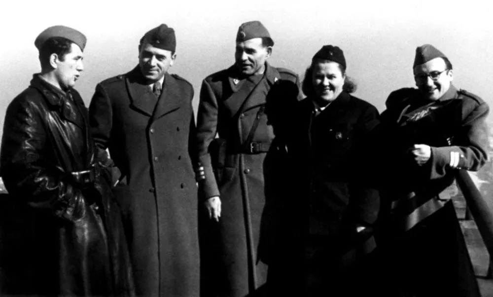 М. Ђилас, Б. Нешковић, Сретен Жујовић, Спасенија Бабовић и Мома Марковић, Београд, фебруар 1945. г (ФОТО: ПОРОДИЦА НЕШКОВИЋ)