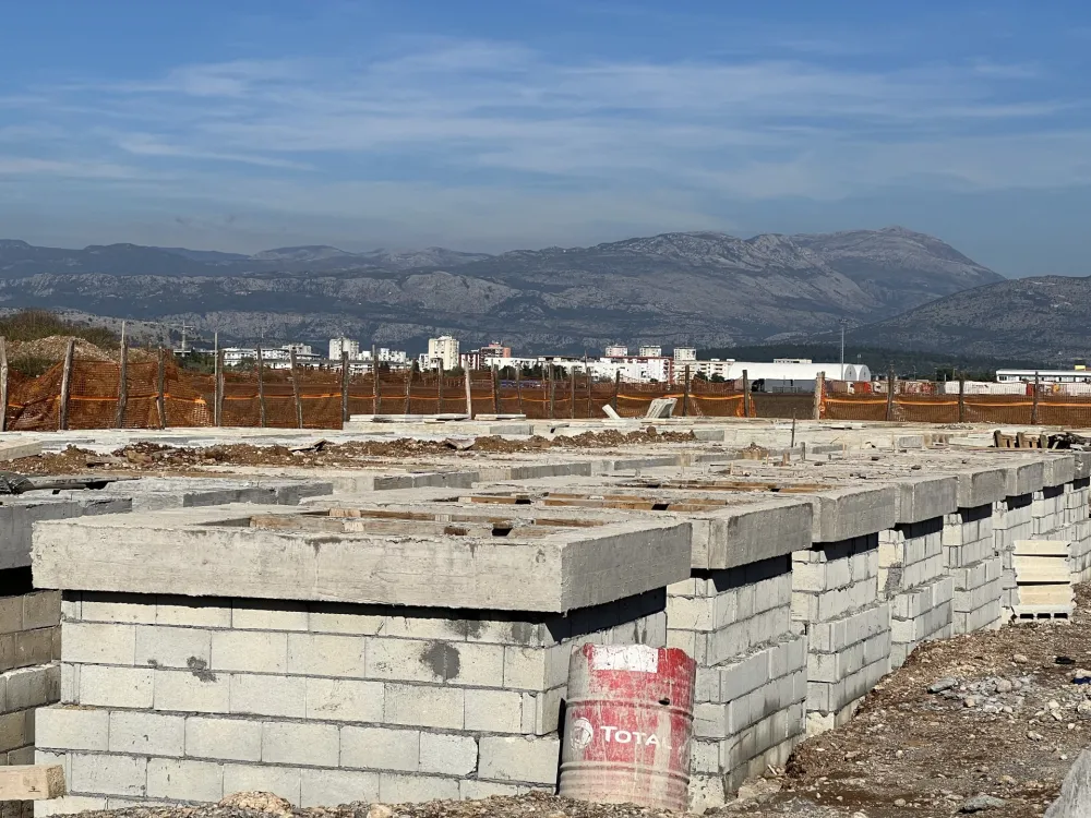 Zbog gradnje u pružnom poјasu bez odobrenja: Stopirana gradnja groblja na Ćemovskom