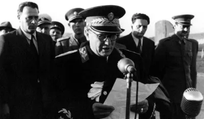 Тито и Нешковић, први слијева, на аеродрому у близини Москве, 1946. г (ФОТО: ПОРОДИЦА НЕШКОВИЋ)