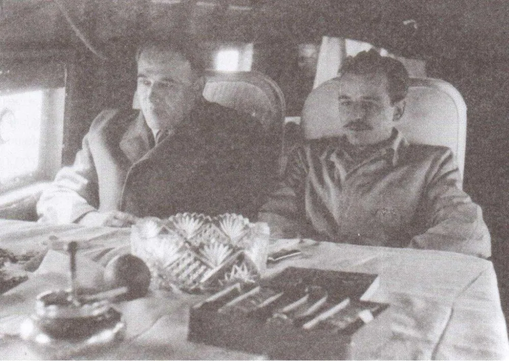 Б. Нешковић и Коча Поповић у авиону за Москву, 1946. г (ФОТО: ПОРОДИЦА НЕШКОВИЋ)