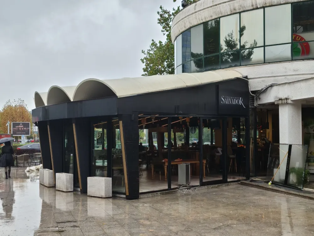 Na restoran "Salvador" bačena bomba