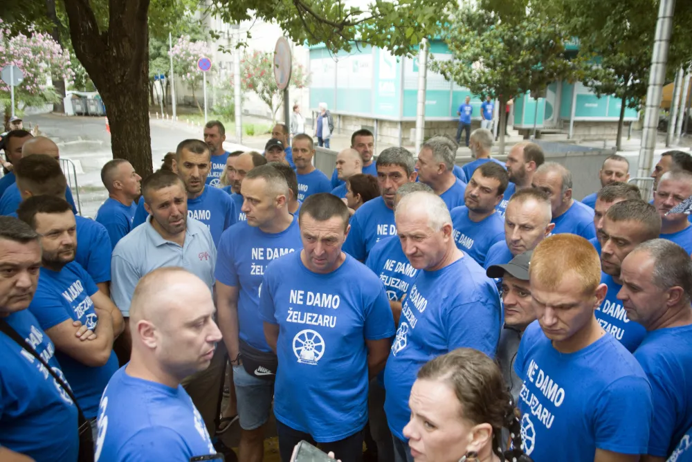 radnici zeljezare ispred vlade