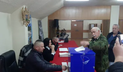 Prvi glasač na biračkom mjestu broj 1