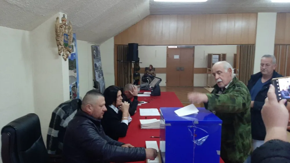 Prvi glasač na biračkom mjestu broj 1