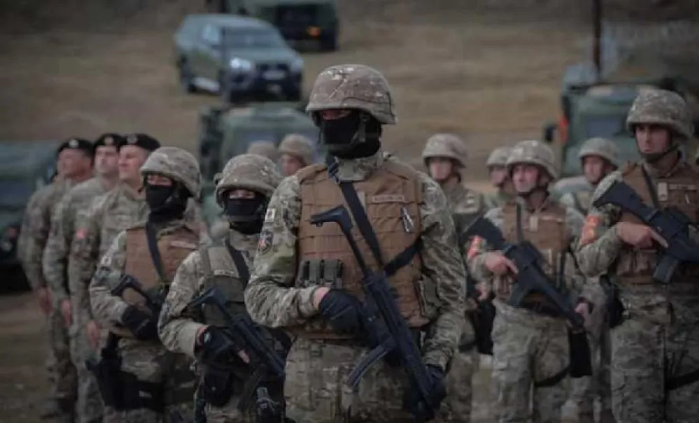 Crnogorski i makedonski vojnici u NATO borbenim grupama