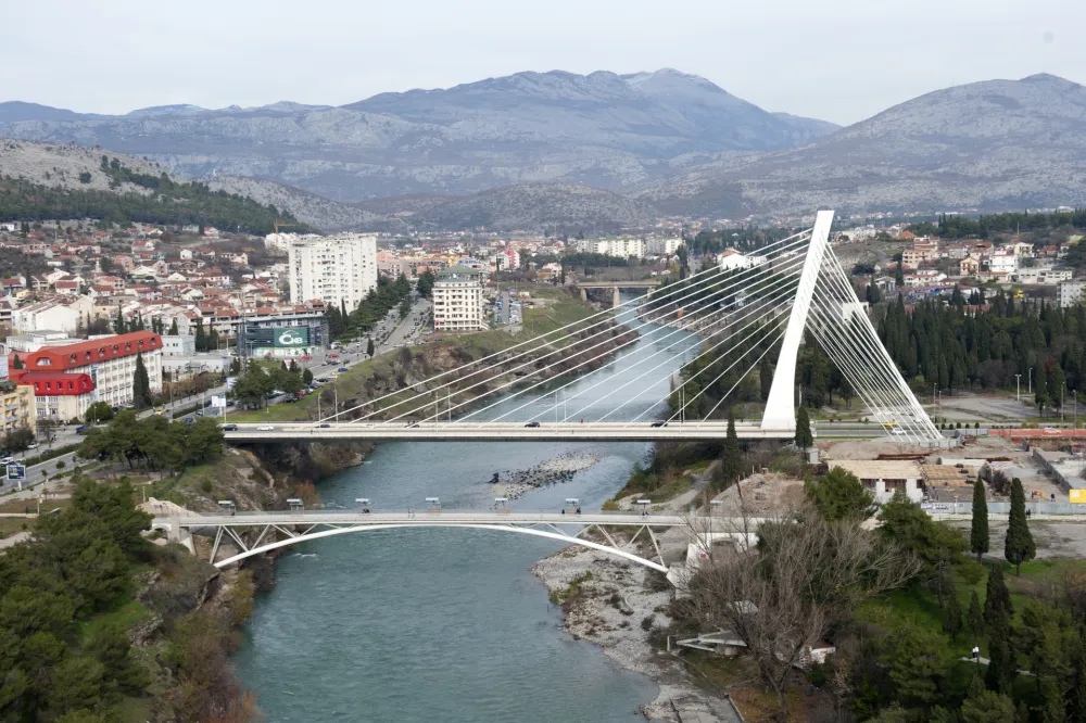 Praznik između dviјe vlasti