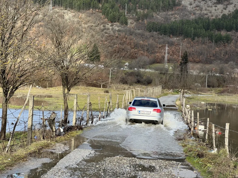Usljed obilnih padavina, rijeka Brnjica se izlila iz korita i teče putem kroz beransku Donju Malu