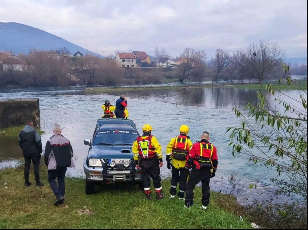 Ekipa vatrogasne službe jo&scaron; uvijek traga za Nik&scaron;ićaninom