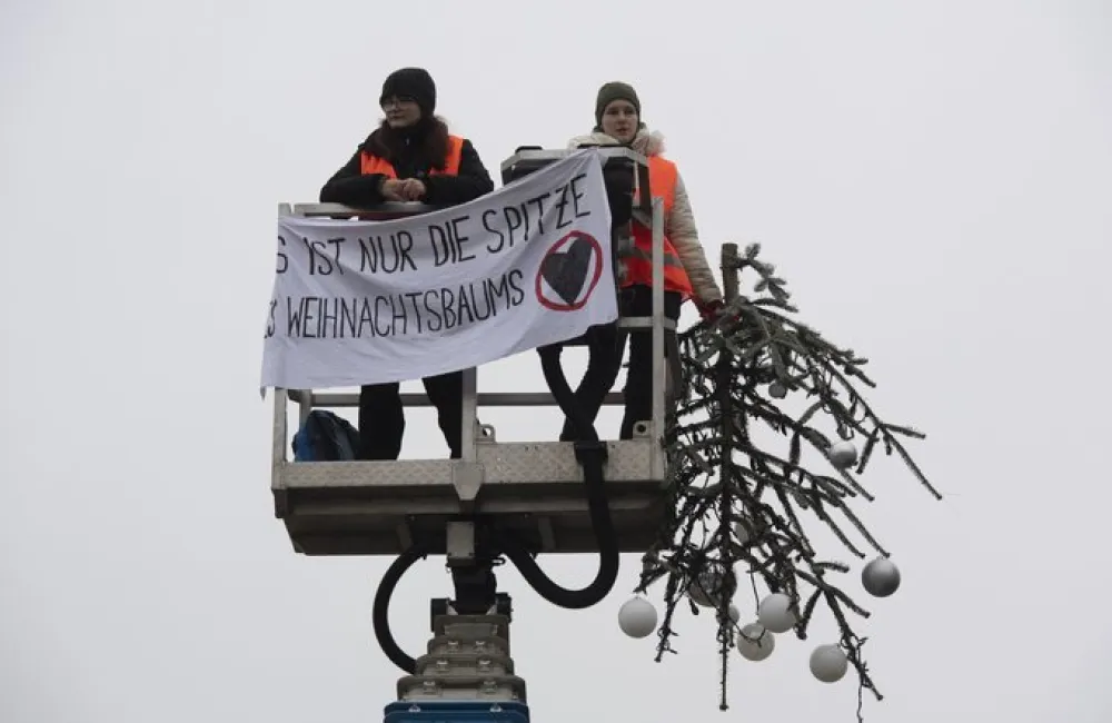 Ekolo&scaron;ki aktivisti obezglavili jelku u Berlinu