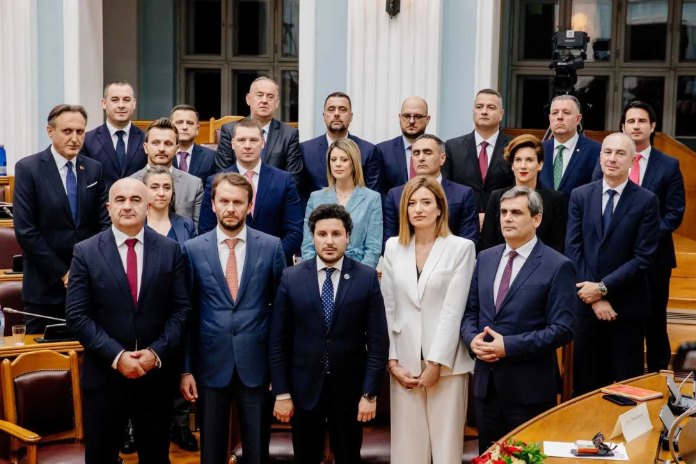 Мањинска влада након изгласавање у парламенту 