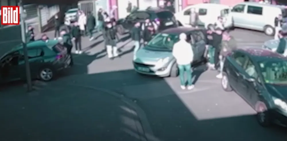 Grupa izvukla mladića iz automobila