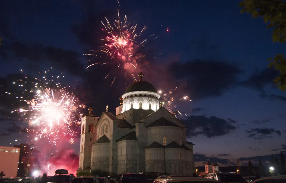 mitropolit joanikije u hramu hristovog vaskrsenja