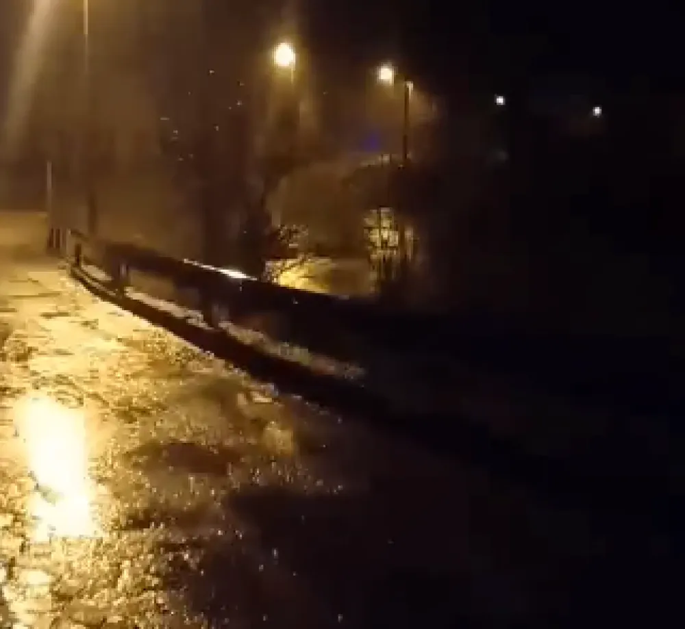 (VIDEO) Izlila se rijeka kod Gacka, vatrogasci na terenu