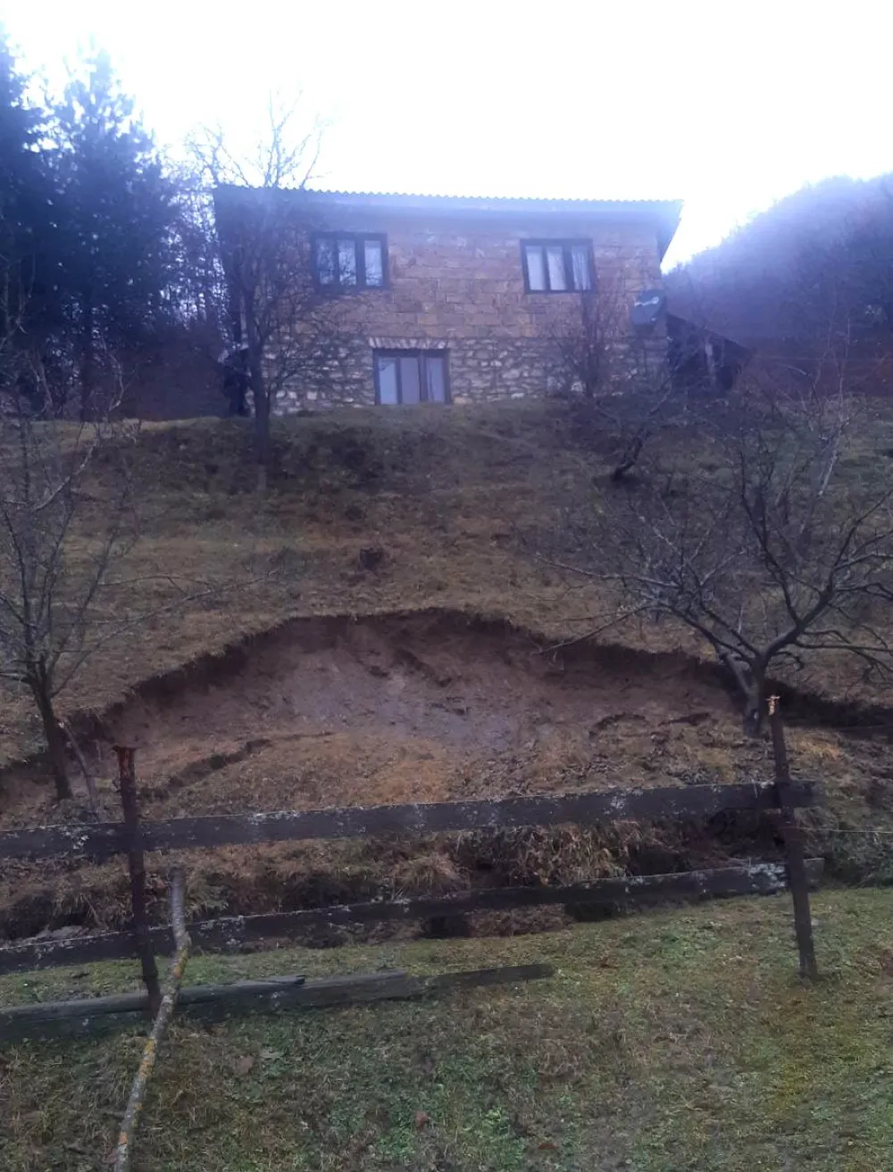 Padavine pričinile probleme u selu Lijeska: Voda odnijela puteve, klizi&scaron;ta ugrožavaju kuće