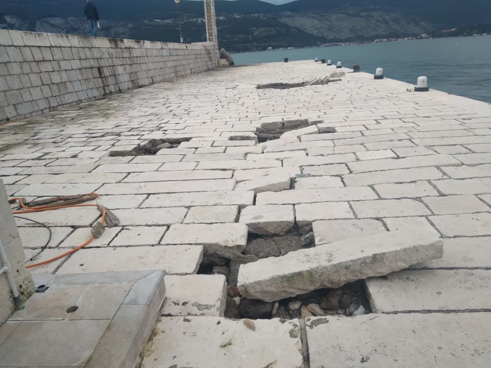 Potkopani lukobran u novskoj luci priјeti uru&scaron;avanjem