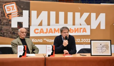 Deliba&scaron;ić (lijevo) na Sajmu knjiga u Ni&scaron;u prilikom uručebja nagrade