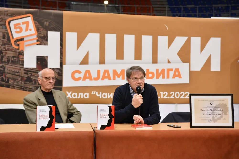 Deliba&scaron;ić (lijevo) na Sajmu knjiga u Ni&scaron;u prilikom uručebja nagrade