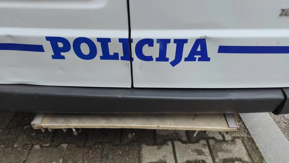 Krivična prijava zbog skidanja i povrede službenog pečata i znaka