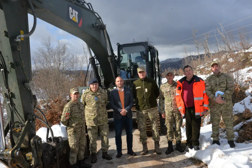 (FOTO) Inžinjerijska četa VCG angažovana na pro&scaron;irenju puta Čevo-Markovina