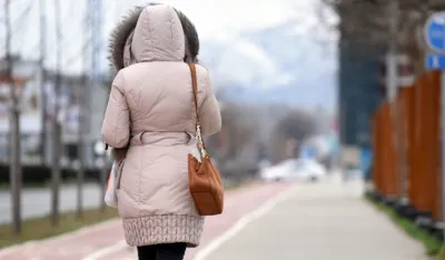 maske maska korona kovid kovid19 vjetar zima nevrijeme klima podgorica ulica grad vjetar