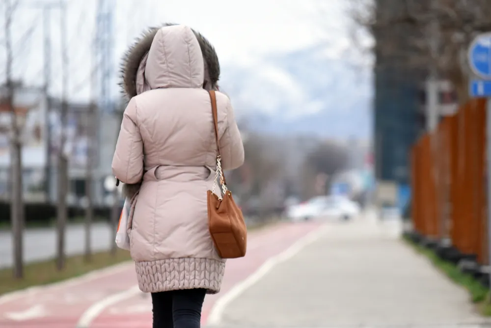 maske maska korona kovid kovid19 vjetar zima nevrijeme klima podgorica ulica grad vjetar