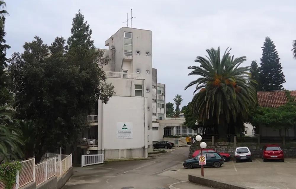 Poni&scaron;ten sporni konkurs nakon sastanka direktora bolnice u Kotoru i Meljinama