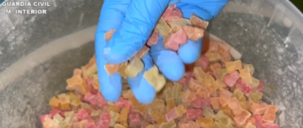 (VIDEO) Uhap&scaron;ene tri osobe: Prodavali slatki&scaron;e od kanabisa preko interneta