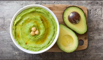 Humus sa avokadom i tahinijem