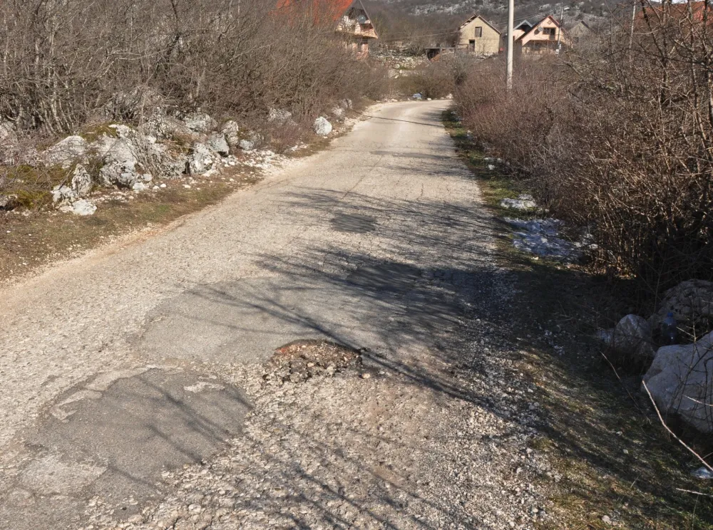 (FOTO) Nik&scaron;ić: Put u Dragovoljićima i Lukovu prioritet ove godine