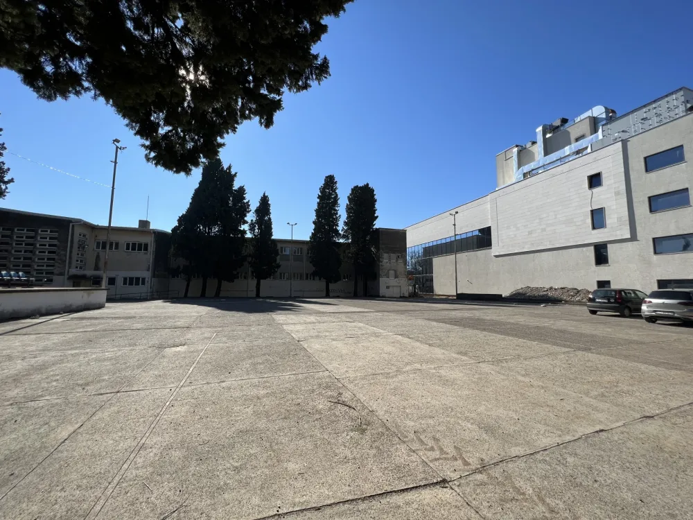 (FOTO i VIDEO) Inspekcija zatvorila gradili&scaron;te u Podgorici: Zaustavljena gradnja zgrade uz &scaron;kolu