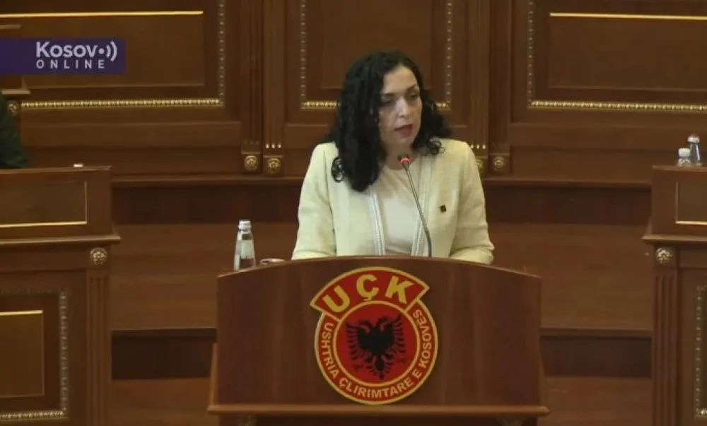 Svečana sjednica kosovskog parlamenta, na govornici amblem "UČK"