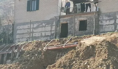 (FOTO) U Novom naselju do&scaron;lo do uru&scaron;avanja zemlje, kom&scaron;iјe se pla&scaron;e da će temelje kuća klizi&scaron;te povući u ambis