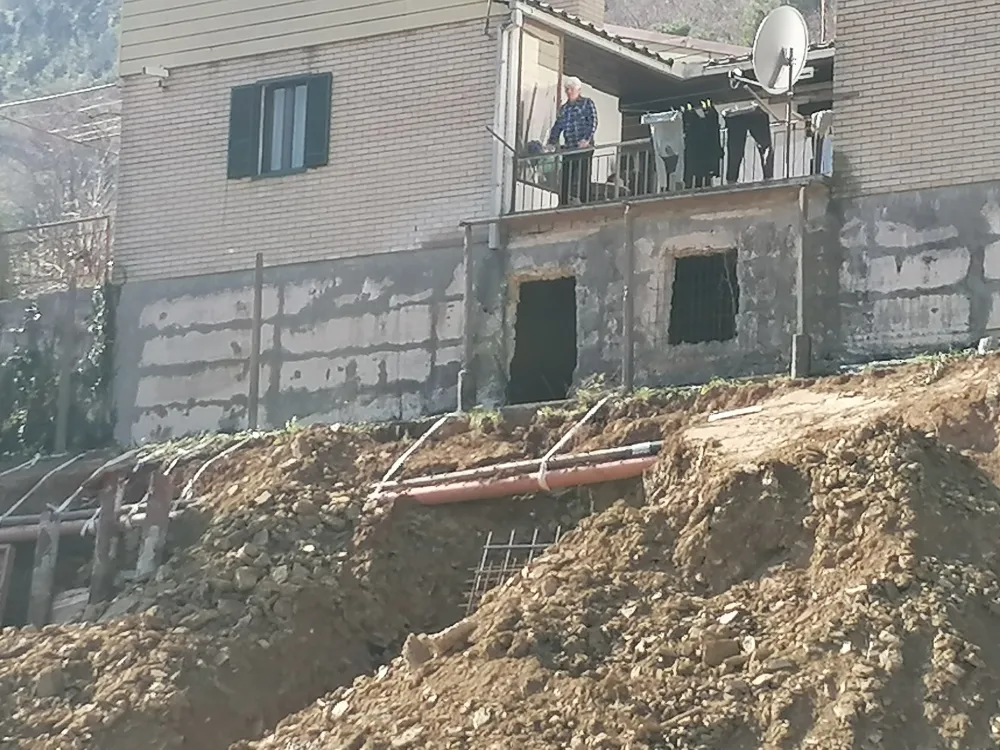 (FOTO) U Novom naselju do&scaron;lo do uru&scaron;avanja zemlje, kom&scaron;iјe se pla&scaron;e da će temelje kuća klizi&scaron;te povući u ambis
