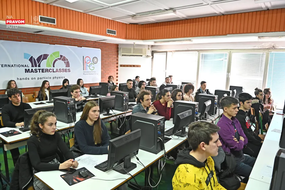 Средњошколци на међународном часу