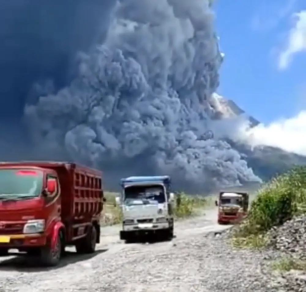 (VIDEO) Eruptirao veliki vulkan u Indoneziji: Sela pod pepelom, lava teče kilometrima