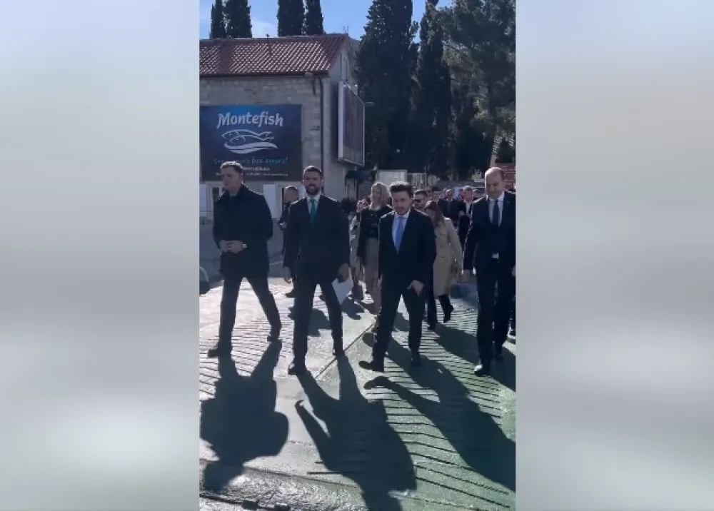 Abazović i predstavnici vlade na saobraćanju prvog trajekta