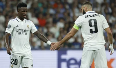 epa10225982 Real Madrid players Vinicius Junior (L) and Karim Benzema (R) during the the UEFA Champions League match between Real Madrid and Shakhtar Donetsk held in Santiago Bernabeu stadium in Madrid, Spain, 05 October 2022. EPA-EFE/JUANJO MARTIN