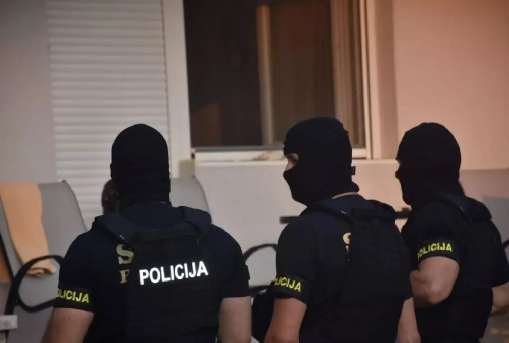 Abazović pohvalio opsežnu akciju: Uhap&scaron;en policajac, privedeno vi&scaron;e osoba