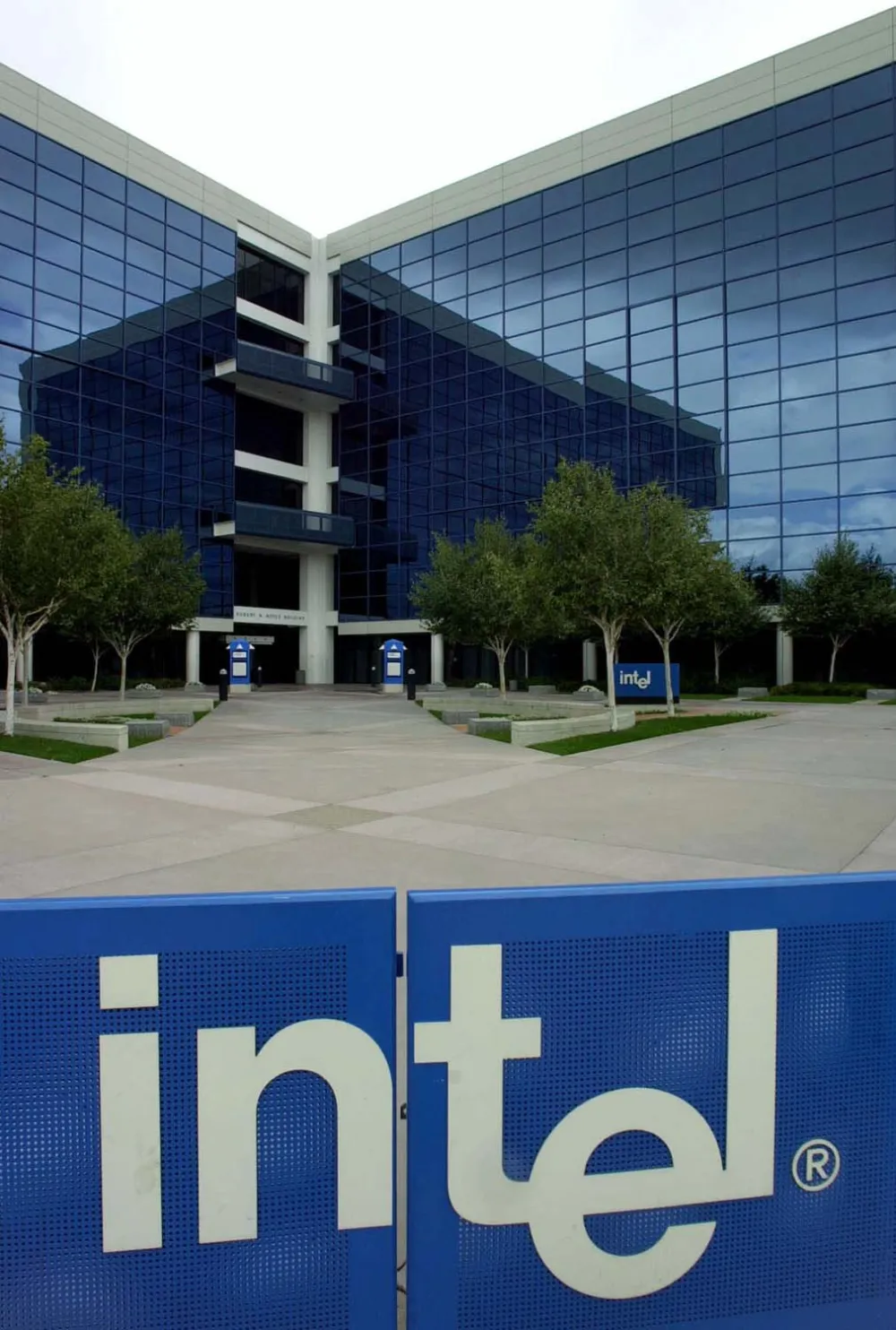 ** FILE ** Intel Corp. headquarters are seen in Santa Clara, Calif., Friday, Sept. 22, 2000. Intel Corp. reports its first-quarter earnings, Tuesday, April 13, 2004. Analysts expect the chip maker to post a profit of 27 cents per share on sales of $8.2 billion. (AP Photo/Paul Sakuma)
